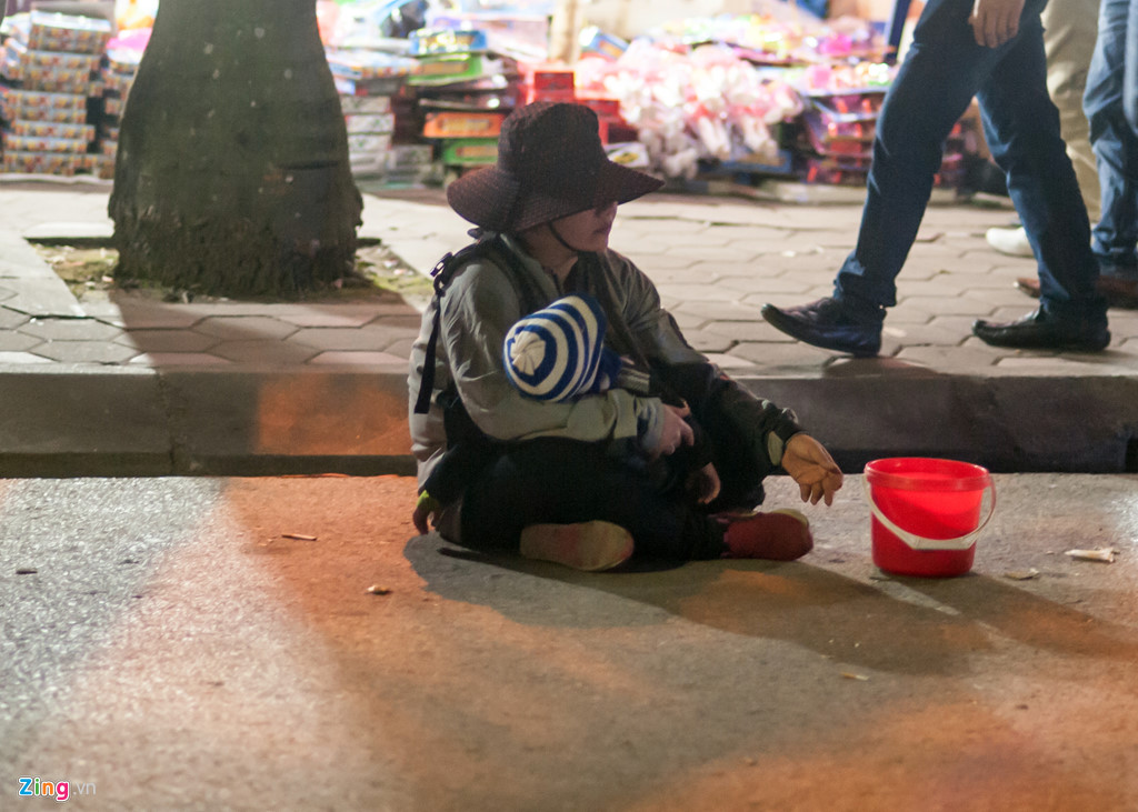 Người ăn xin vây kín đền Trần đêm khai ấn